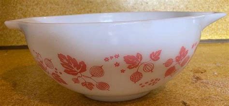 Pink Gooseberry Pyrex bowl - Sherwood Auctions