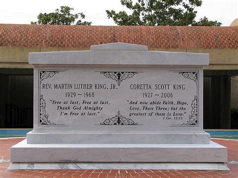 Martin Luther King, Jr's Grave | Famous graves, Famous tombstones, Headstones