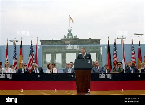 Ronald reagan berlin wall speech hi-res stock photography and images ...