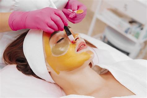 Detoxifying Facial & 24 Karot Gold Mask Treatment Edmonton - BodiMedic