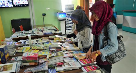 Pameran Buku di UPT Perpustakaan UNS