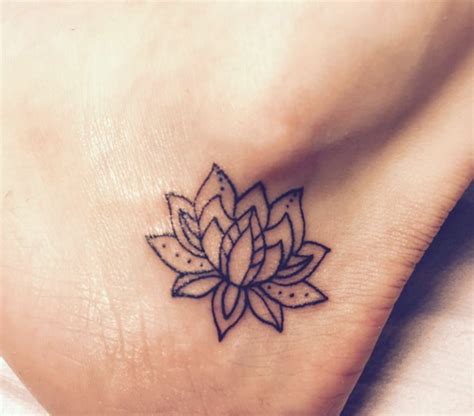 Piccolo tatuaggio femminile sulla caviglia di una donna, fiore di loto ...