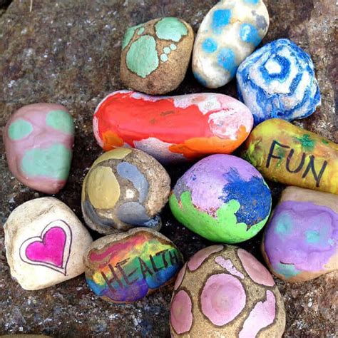 Art with Rocks :: 18 Ways to Use Rocks in Kids Art