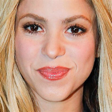 Shakira's Makeup Photos & Products | Steal Her Style