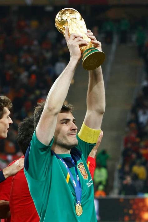 Pin de Joaquin Javier Martinez Rojo en Deporte | Seleccion española de futbol, Iker casillas ...