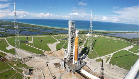 ruimtevaart on Twitter: "RT @NASAGroundSys: A view of @NASA_SLS & @NASA_Orion atop the mobile ...