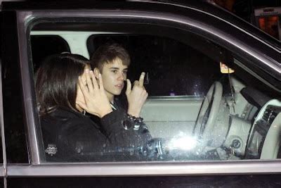 Light 'em Up!: Justin Bieber Flips Off Paparazzi