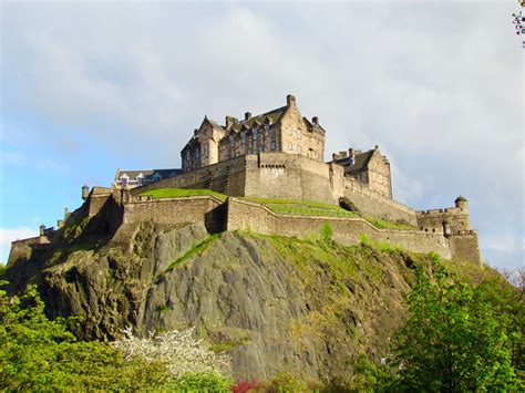 14 Stunning Castles in Scotland (Haunted Histories and Map Included ...