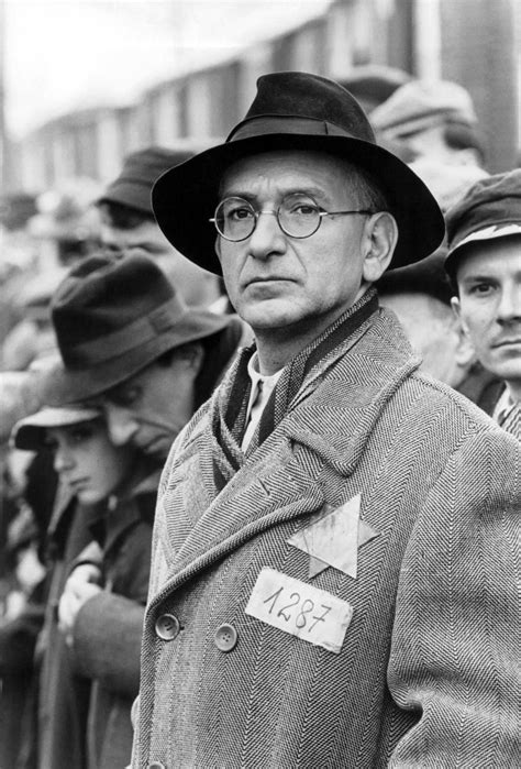 Ben Kingsley, Schindler’s List (La lista de Schindler), 1993. | Schindler's list, Ben kingsley ...