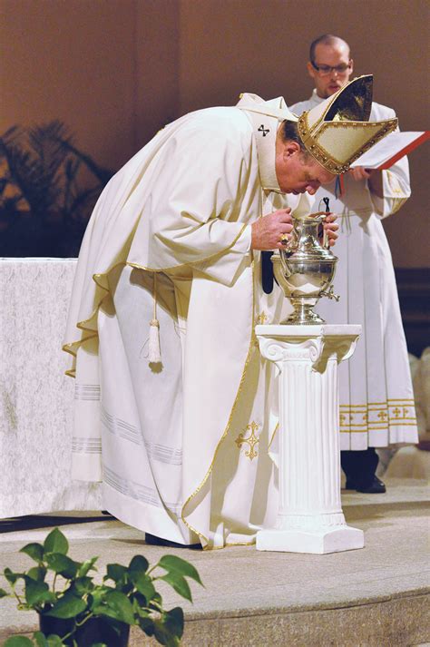 Priests renew promises, archbishop blesses oils at chrism Mass (April 1, 2016)