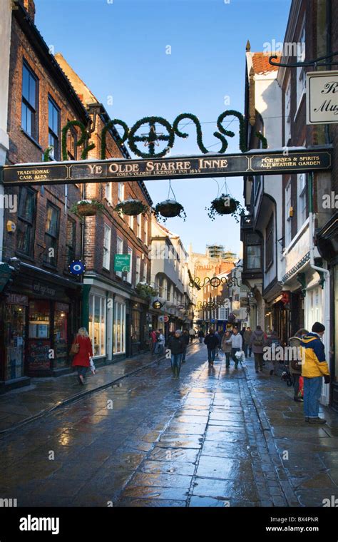 Christmas Shoppers in Stonegate York Yorkshire England Stock Photo - Alamy