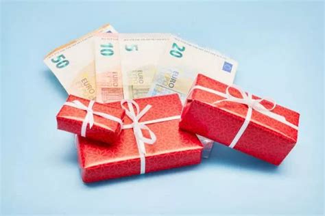 Christmas bonus Ireland - Who's eligible, when is it paid and how much ...