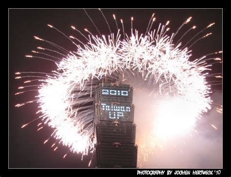 Taipei 101 fireworks for NY 2010 | SkyscraperCity Forum