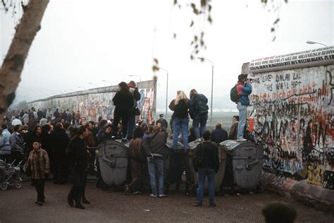 Marking the 30th Anniversary of the Berlin Wall's Fall | National Archives