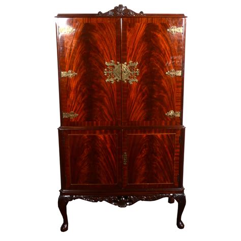 Lot 495 - A reproduction mahogany finish cocktail