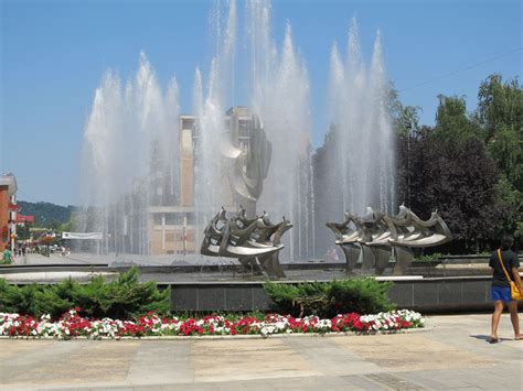 A fountain in a plaza in Resita, Romania | Reisen, Orte