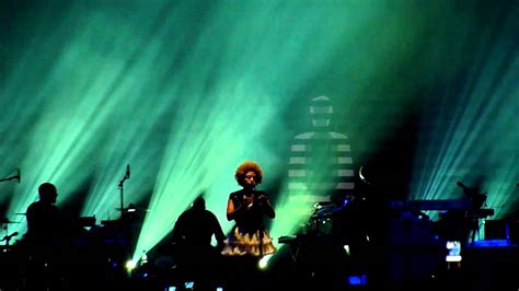 Massive Attack - Teardrop (Live in Chile 2010) [fragmento] - YouTube