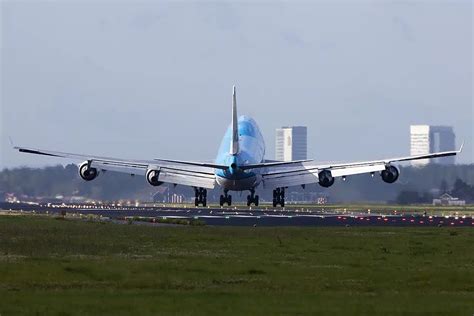 Boeing 747 captain tackles extreme crosswinds during landing