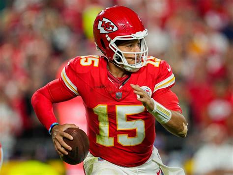 Patrick Mahomes has injury scare on 'MNF,' returns to throw TD in Chiefs vs. Bucs game - Yahoo Sport