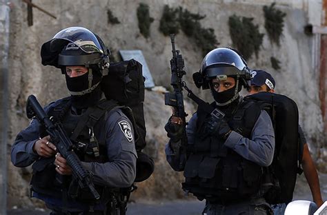 Israeli forces carry out new attacks on Jerusalem's al-Aqsa compound ...