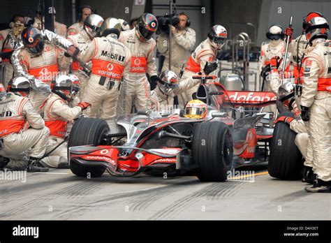 F1 pit crew hi-res stock photography and images - Alamy