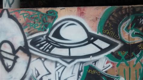 UFO at train tracks : Graffiti