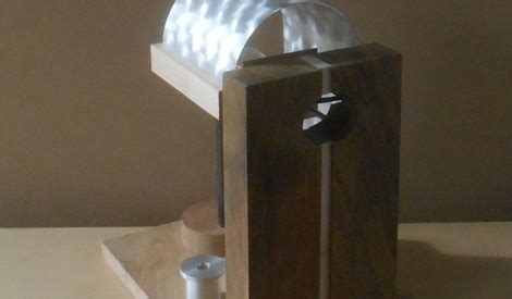 Lampe de table aux normes européennes par Kentaro sur L'Air du Bois