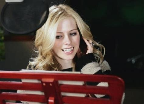 Avril Lavigne le dará la voz a 'Blancanieves' en la película animada 'Charming' - Vida Avrilera ...