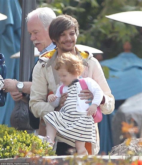 Louis Tomlinson's day out with his very modern family | Louis tomlinson, Louis tomlinson family ...