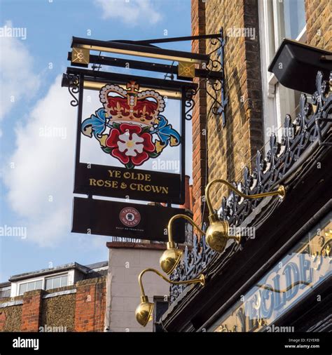 The Crown Pub Sign Stock Photos & The Crown Pub Sign Stock Images - Alamy