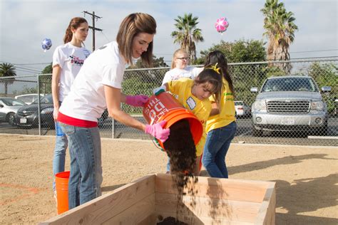 Disney VoluntEARS, American Heart Association and Walt Disney Elementary School Build First ...