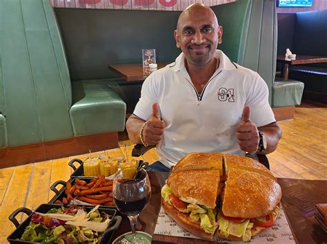 Porters Abu Dhabi has a 1kg burger challenge – can you complete it? | Time Out Abu Dhabi