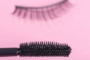 Close up of a woman's hand holding false eyelashes - Creative Commons ...