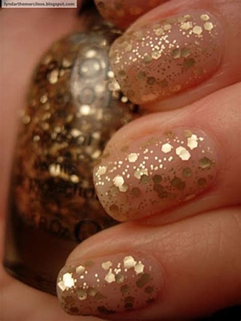 32 Beautiful Examples of Gold Glitter Nail Polish Art - World inside ...