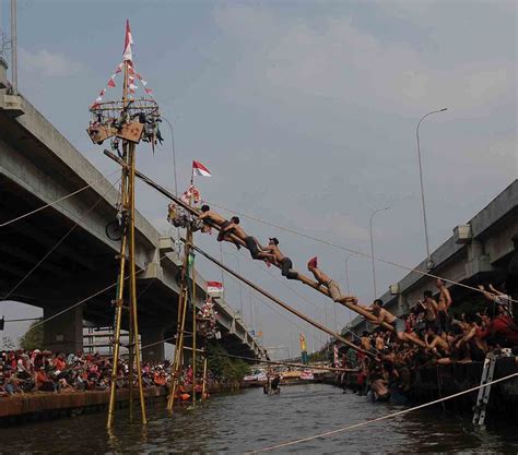 FOTO: Serunya Lomba Panjat Pinang Berhadiah Emas di Aliran Kalimalang ...