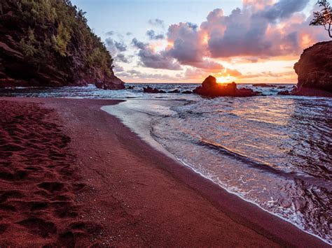 Red Sand Beach (Kaihalulu) - Maui | Havaj | Cestujlevne.com