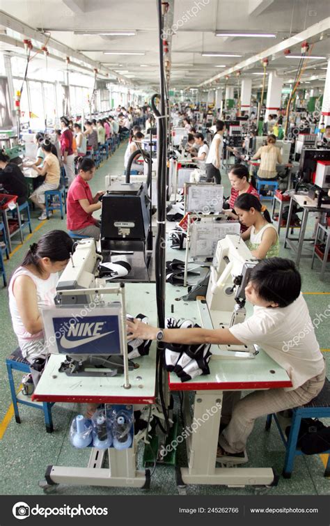 Factory Workers Make Nike Shoes Factory Yue Yuen Industrial Holdings ...