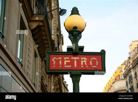 Metro sign Paris Stock Photo - Alamy