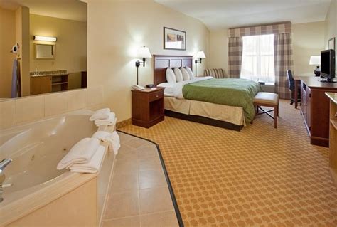 Country Inn & Suites by Radisson, Birch Run-Frankenmuth, MI $79 ($̶9̶7̶ ...