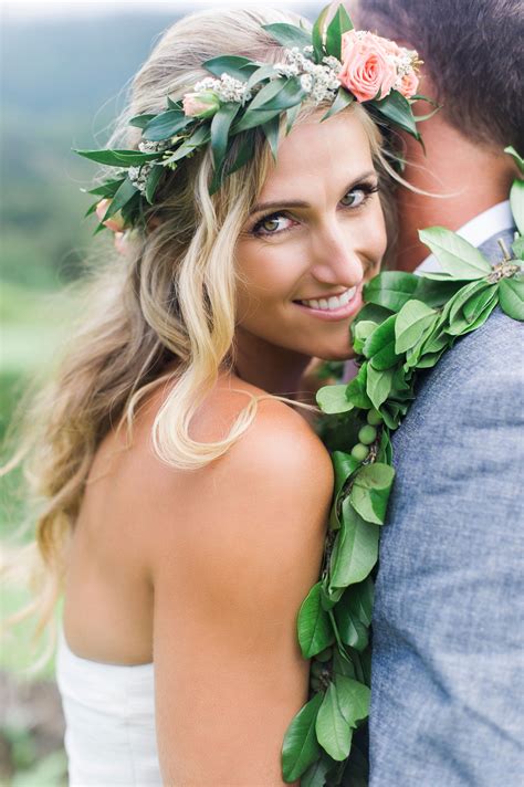 There's something about Hawaiian weddings that just draw us in! Photographed by @jennlucia ...