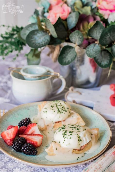 Make Easy Waffles Eggs Benedict | The DIY Mommy