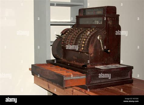 Antigua caja registradora Fotografía de stock - Alamy