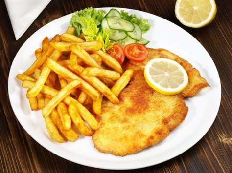 Wiener Schnitzel Mit Pommes Frites Und Salat - Restaurant Hochwasen