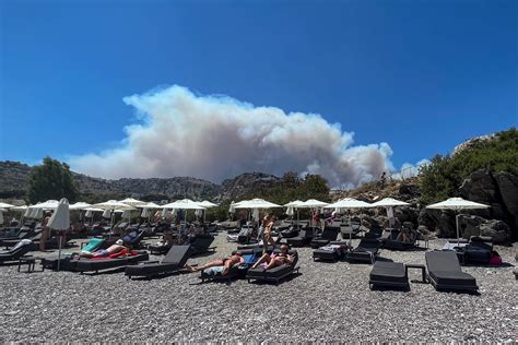 Hotel evacuations in Rhodes with hundreds escaping wildfires - Neos Kosmos