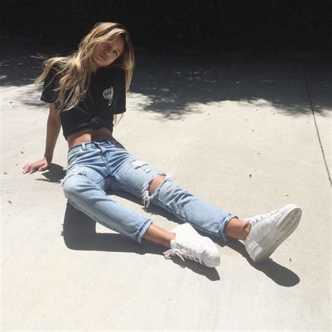 23 Best Photo Poses For Girls In Jeans