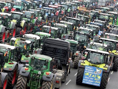 Farmers blocking Berlin roads in protest against government policies ...