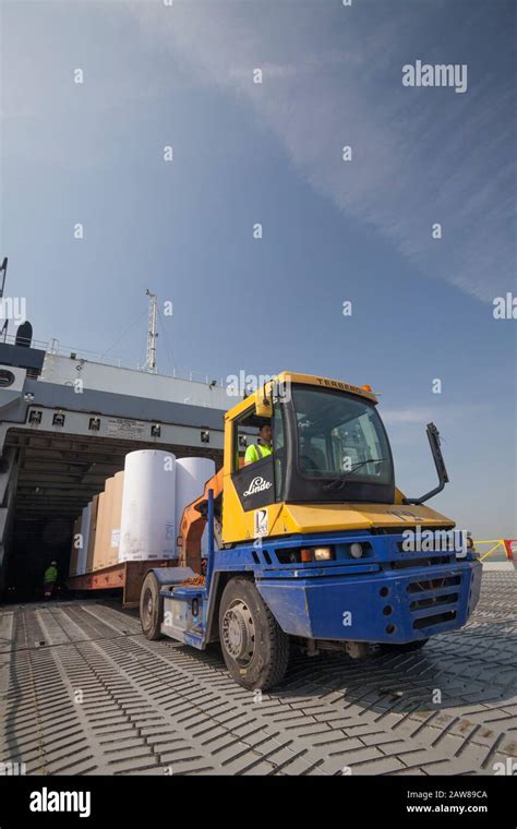 Unloading a cargo ship Stock Photo - Alamy