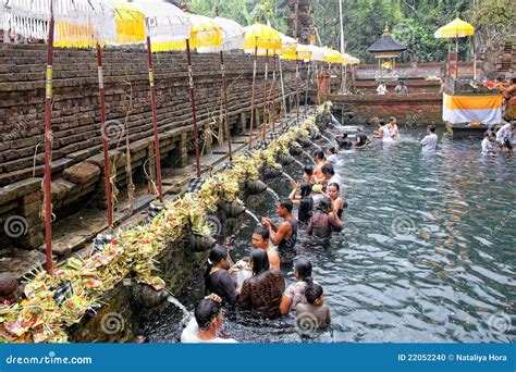 Prayers at Puru Tirtha Empul Temple Editorial Image - Image of empul, offering: 22052240