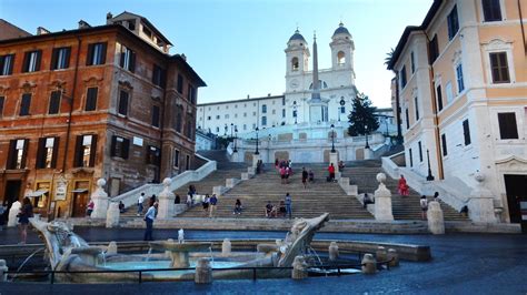 Rome: Piazza di Spagna, one of the symbols of the Eternal City, still able to excite tourists ...