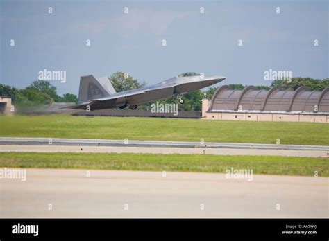 F-22 Raptor Taking Off Stock Photo - Alamy